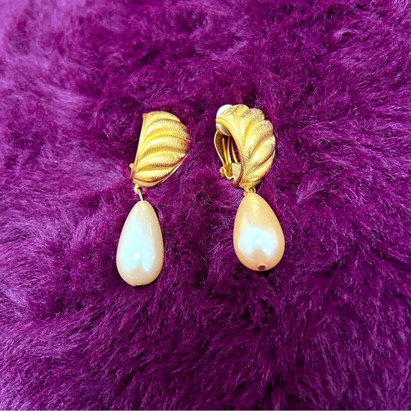 Vintage 80's Runway Authentic, Signed, Givenchy Gold and Pearl Drop Earings - Picture 2 of 7
